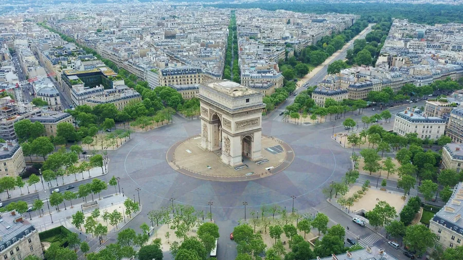 Avenue des Champs-Élysées à Paris — procédure en cas de loyer impayé