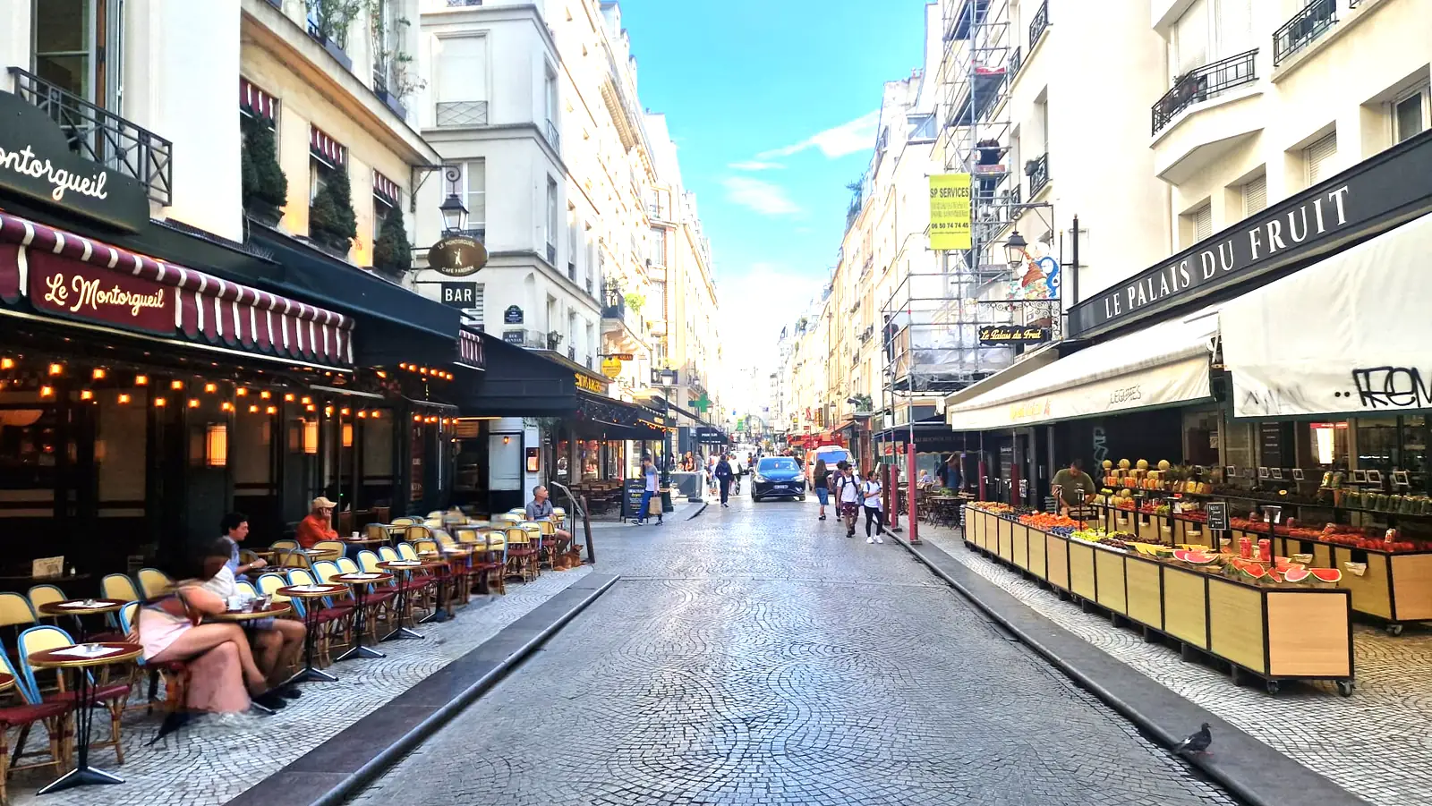 Rue Montorgueil à Paris 2e : commerces, terrasses de café et boutiques d'un axe commerçant parisien