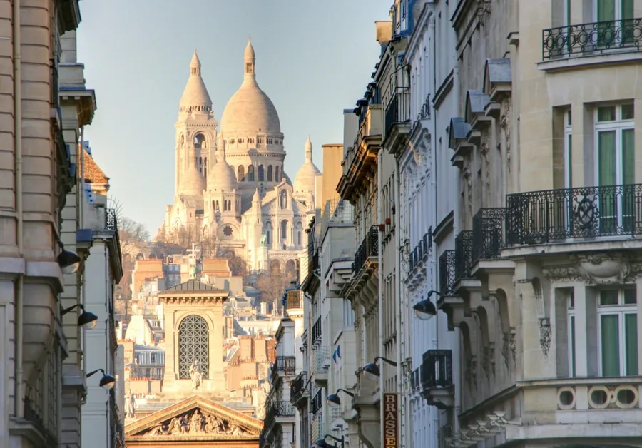 Rue de Montmartre avec vue sur le Sacré-Cœur — mandat de gestion locative à Paris