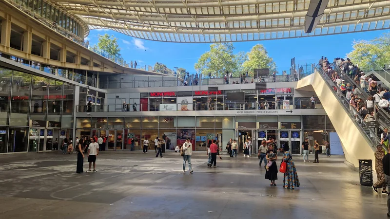 Galerie commerciale de la Canopée des Halles, enseignes en pied d'immeuble à Paris