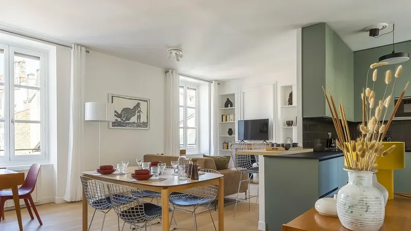 Bail meublé ou bail vide — salon d'un appartement parisien