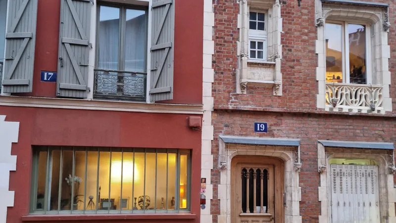 Façades parisiennes en brique et crépi, fenêtres et volets concernés par le DPE