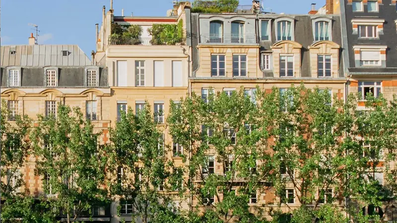 Séjour d'un appartement parisien repris par son propriétaire